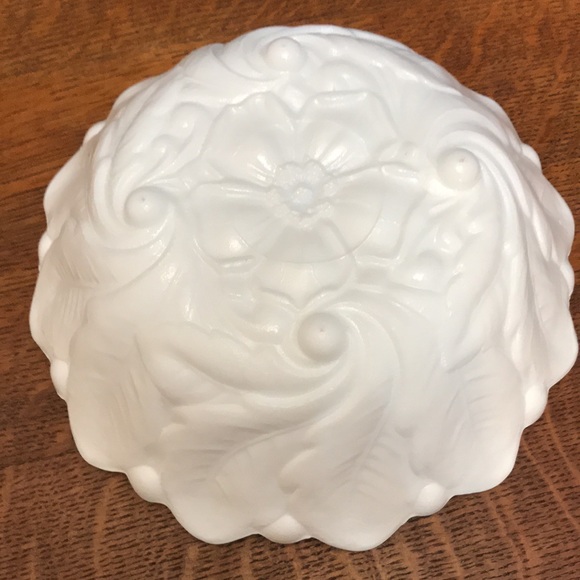 Flower Leaf Milk Glass Footed Bowl - Picture 4 of 5